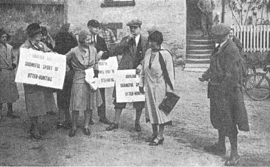 Protesters confront the Bucks Otter Hounds, 1931.